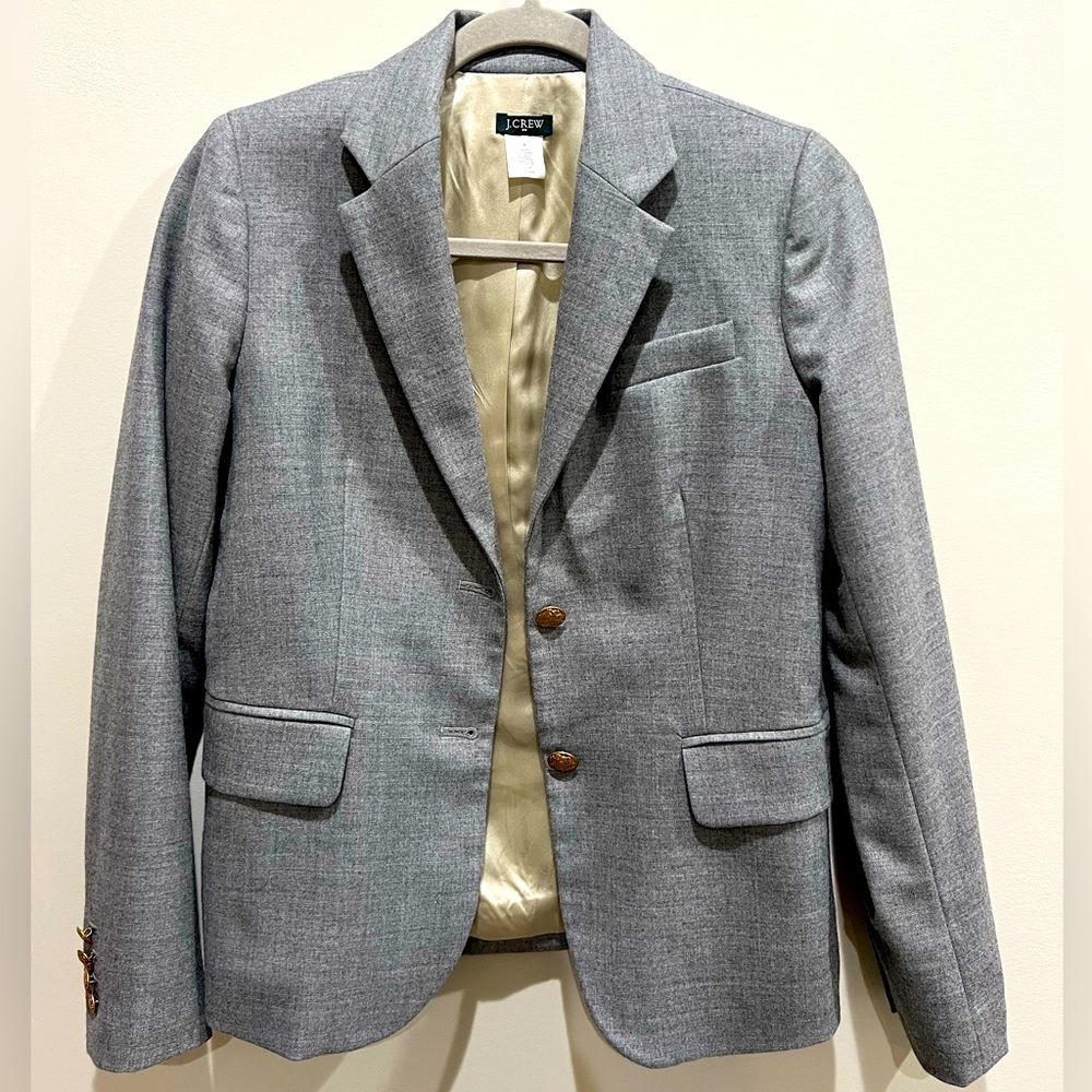 Tailored fit with a structured silhouette. For work, meetings or any occasion